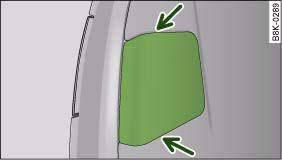 Fig. 257 Boot lid: Opening the cover in the boot lid
